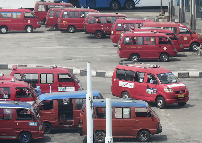 Pengendara salah satu mobil angkutan kota (Angkot) melintas di Terminal Bus Terpadu Pulogebang, Jakarta Timur, Jumat (2/8/2019).