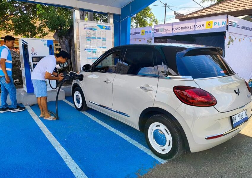 pemilik-kendaraan-listrik-melakukan-pengisian-daya-di-salah-satu-spklu-di-bali-beberapa-waktu-lalu-dok-pt-pln-uid-bali