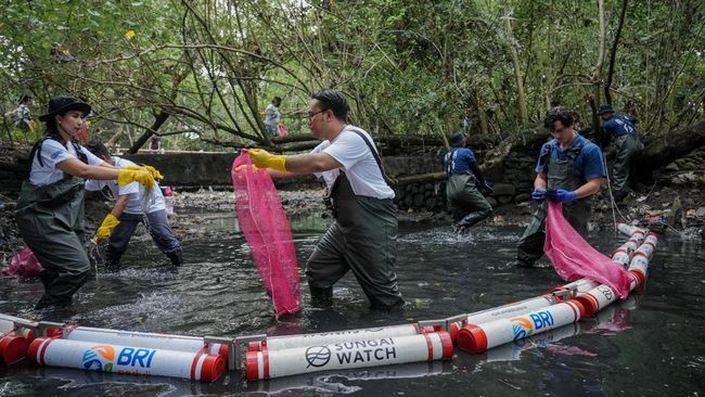 BRI Peduli bersama Sungai Watch