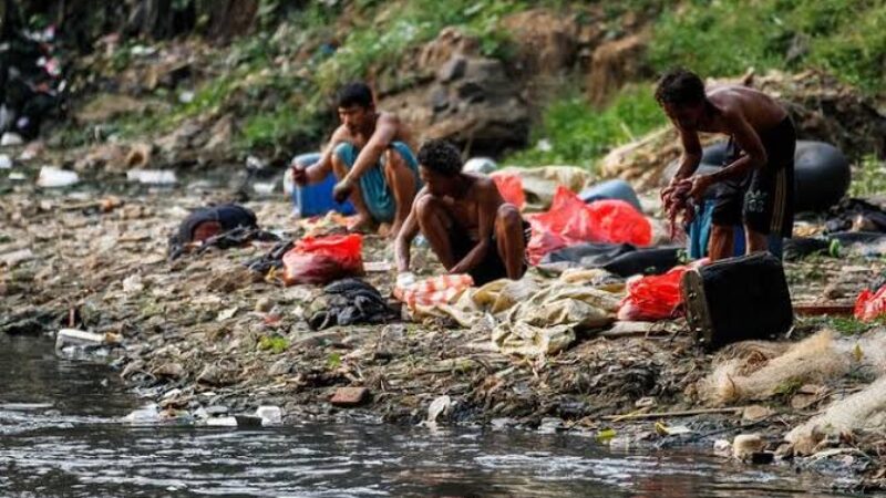 Warga di sekitar sungai Ciliwung