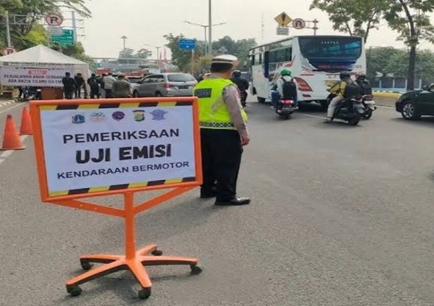 pemeriksaan uji emisi di Jakarta Timur beberapa waktu lalu (dok DLH Jakarta Timur)