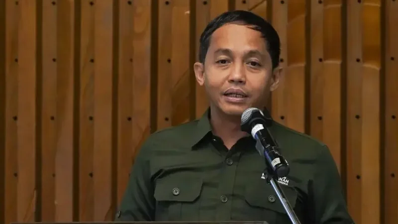 Menhut Raja Juli Antoni