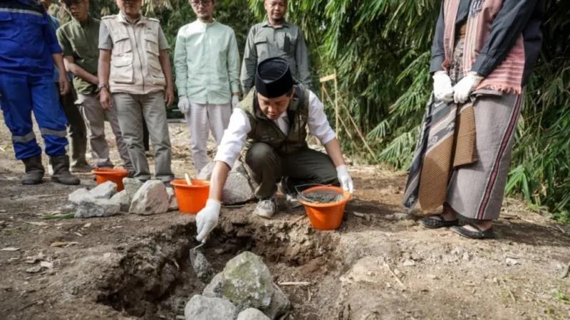 Menhut Raja Juli Antoni saat melakukan peletakan batu pertama pembangunan masjid ramah lingkungan, di Peacesantren Welas Asih, Garut, Jawa Barat,
