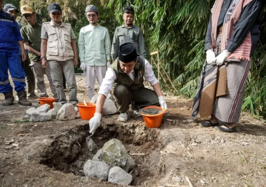 Menhut Raja Juli Antoni saat melakukan peletakan batu pertama pembangunan masjid ramah lingkungan, di Peacesantren Welas Asih, Garut, Jawa Barat,