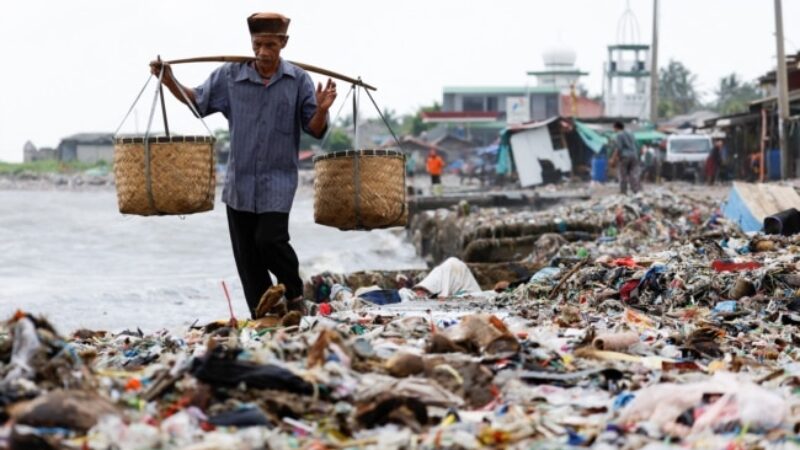 Tumpukan sampah di Pantai Pandeglang, Banten (dok Reuters)