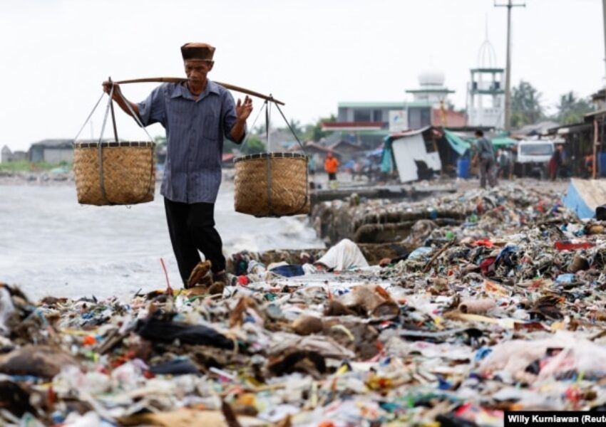 Tumpukan sampah di Pantai Pandeglang, Banten (dok Reuters)