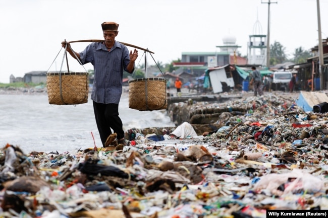 Tumpukan sampah di Pantai Pandeglang, Banten (dok Reuters)