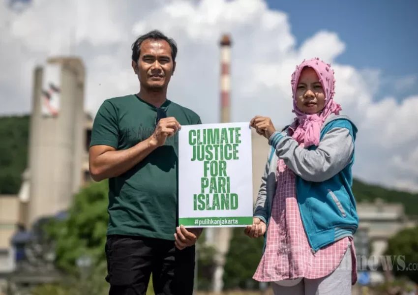 Warga pulau Pari Edi (kiri) dan Asmania berfoto di sebelah pabrik raksasa semen Swiss Holcim di Eclepens, Swiss barat (dok Tribunnews)