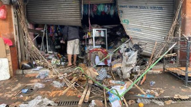 tumpukan sampah pasca banjir Bali