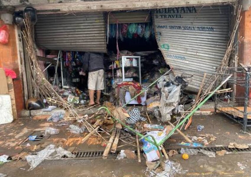 tumpukan sampah pasca banjir Bali
