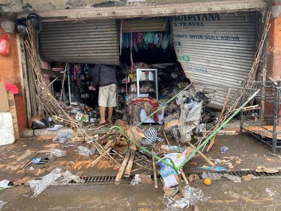 tumpukan sampah pasca banjir Bali
