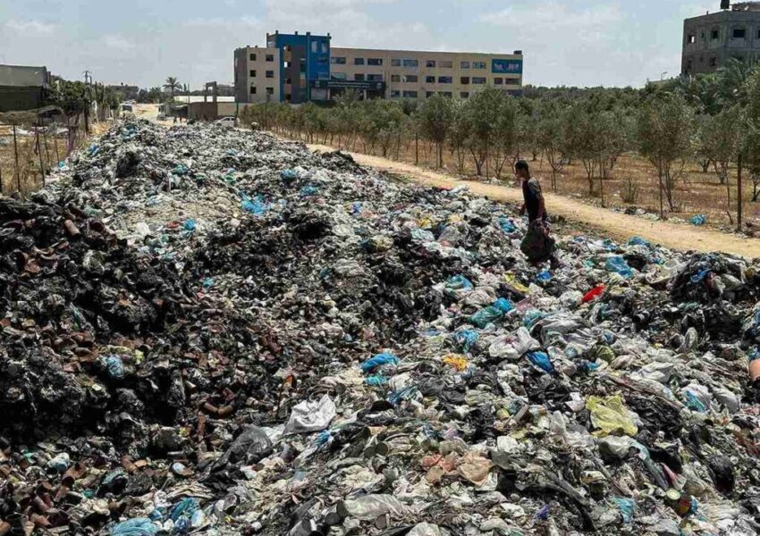 Tumpukan sampah di Gaza