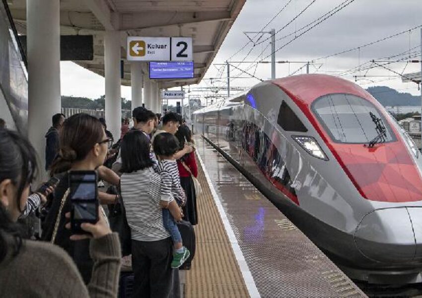 Kereta cepat Whoosh (ANTARA)