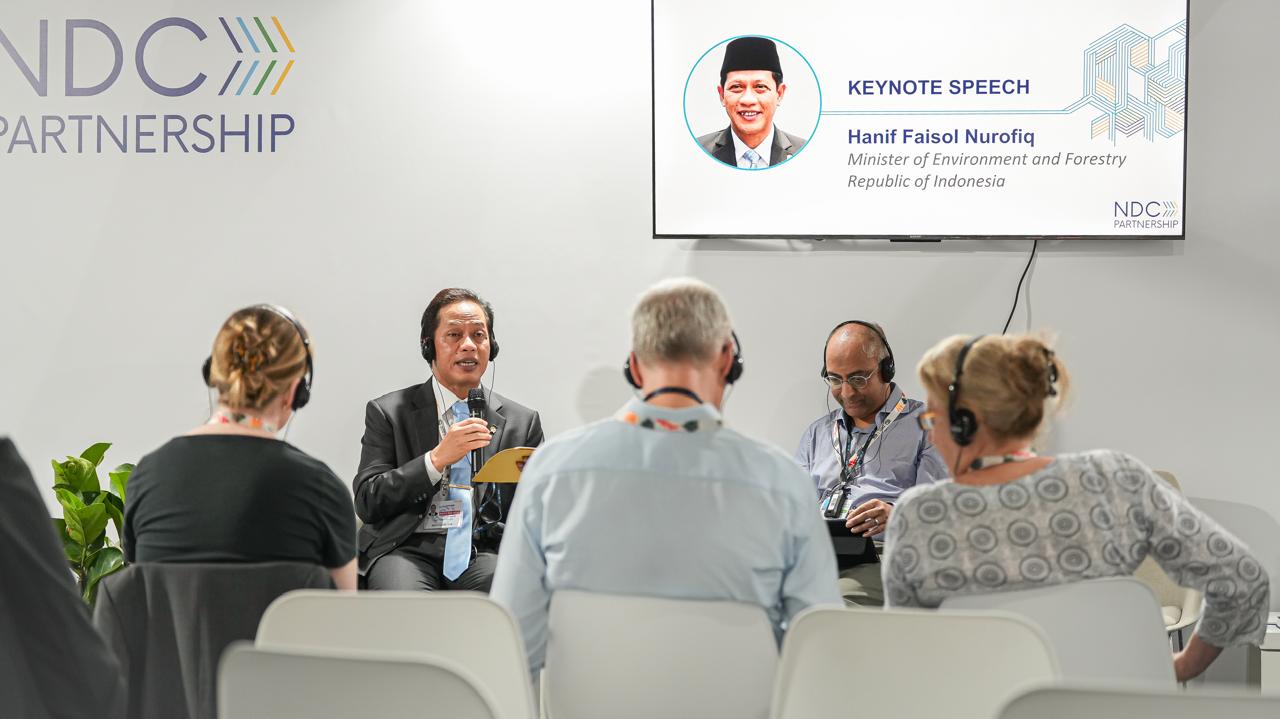 Menteri Hanif dalam forum diskusi COP30