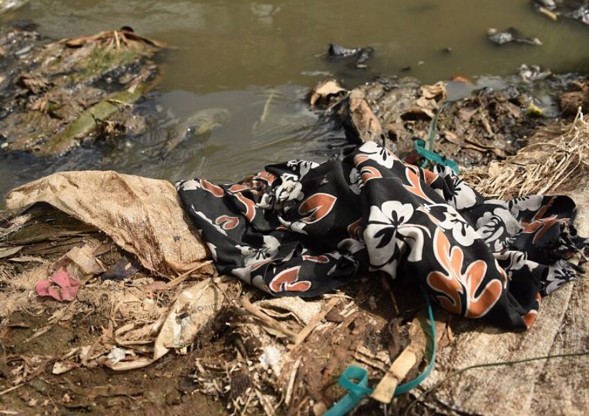 sampah pakaian di sungai
