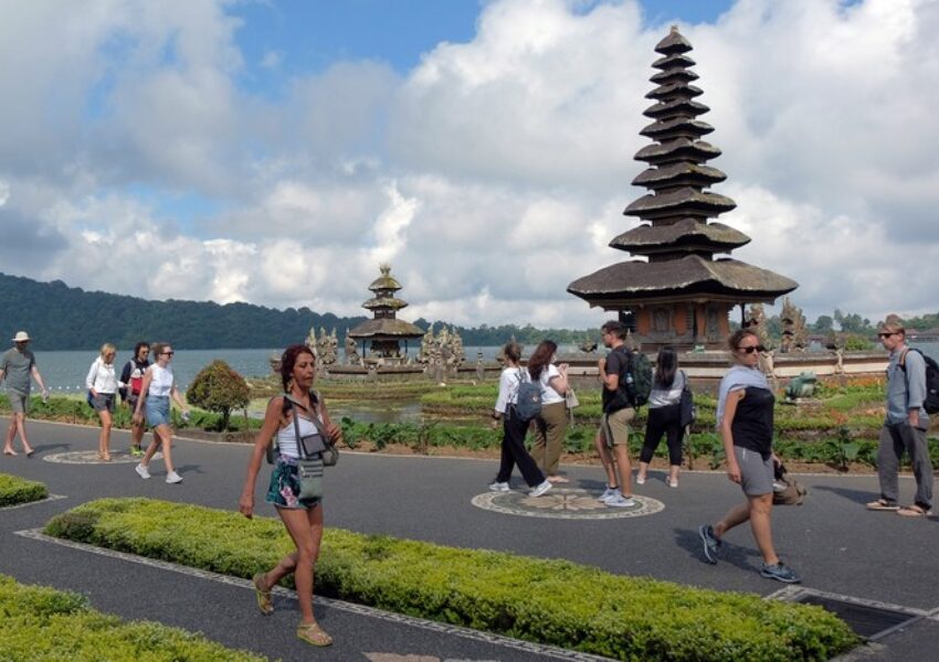 Wisatawan di Bali (dok ANTARA FOTO:Nyoman Hendra Wibowo)
