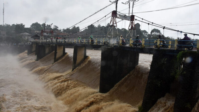 Pengendara motor melintas di jembatan Bendung Katulampa, Kota Bogor, Jawa Barat, Jumat (23/1/2026).