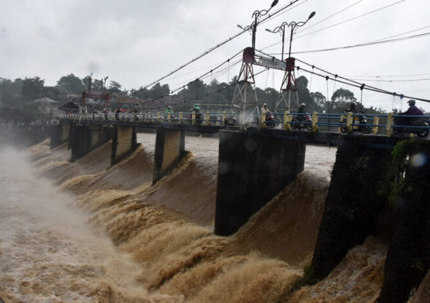 Pengendara motor melintas di jembatan Bendung Katulampa, Kota Bogor, Jawa Barat, Jumat (23/1/2026).