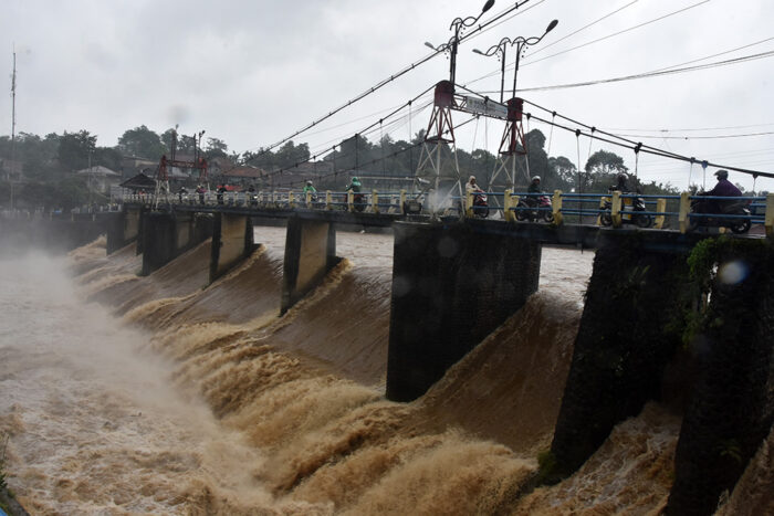 Pengendara motor melintas di jembatan Bendung Katulampa, Kota Bogor, Jawa Barat, Jumat (23/1/2026).