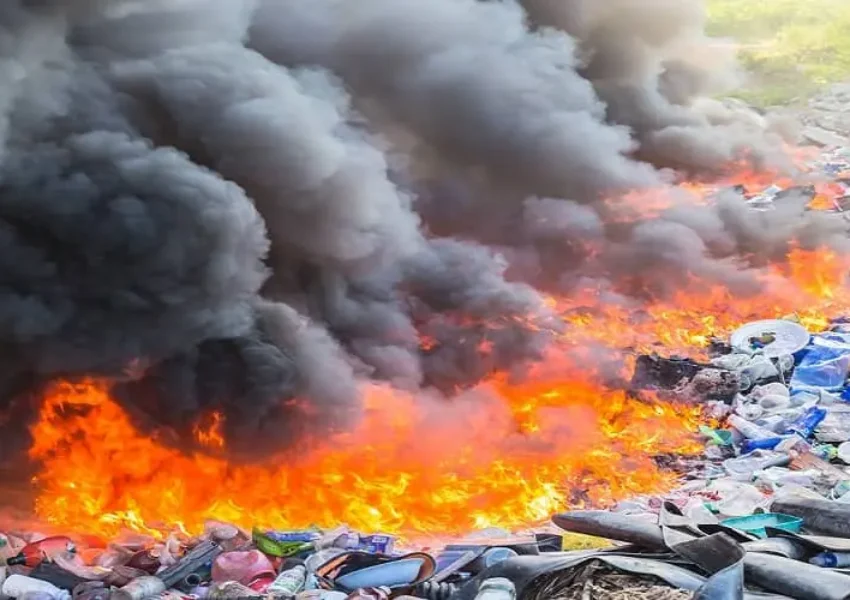 Ilustrasi Pembakaran Sampah Plastik