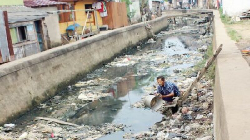 Ilustrasi membuang sampah di sungai