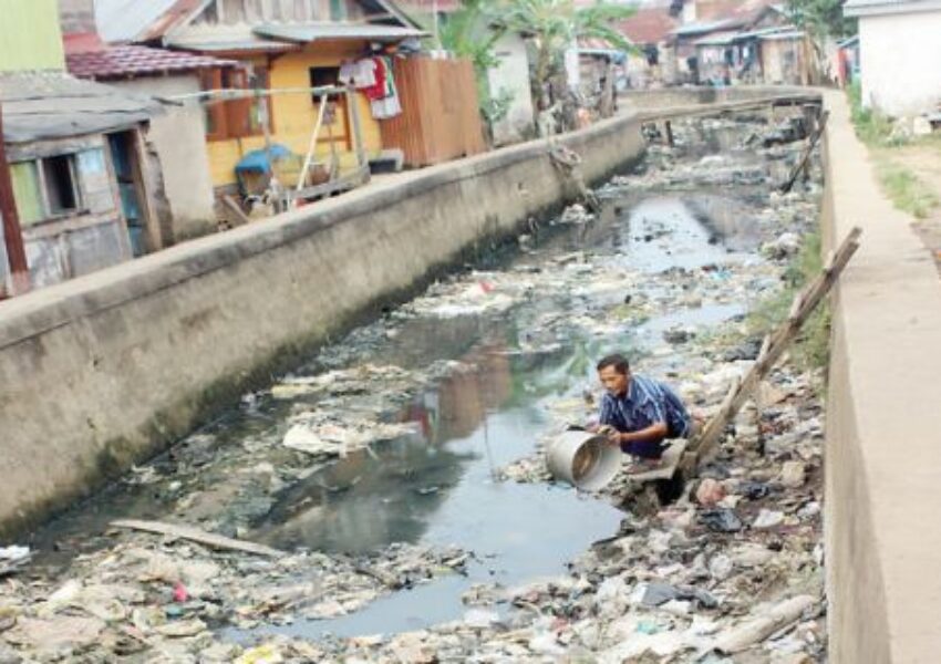 Ilustrasi membuang sampah di sungai