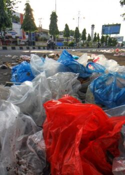 sejumlah-sampah-ditumpuk-di-pinggir-jalan-protokol-pusat-kota_210517143603-961