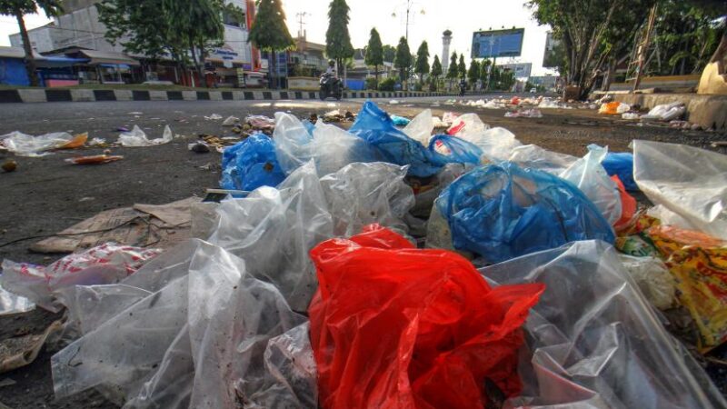 sejumlah-sampah-ditumpuk-di-pinggir-jalan-protokol-pusat-kota_210517143603-961