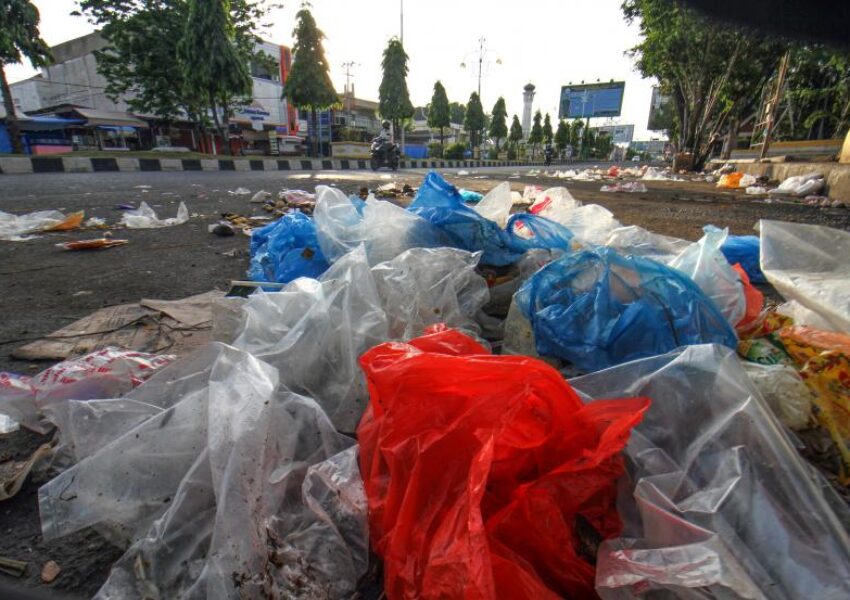 sejumlah-sampah-ditumpuk-di-pinggir-jalan-protokol-pusat-kota_210517143603-961