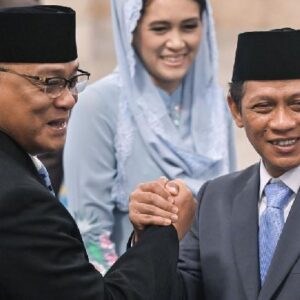 Menteri LH baru Jumhur Hidayat dan Mantan Menteri LH Hanif Faisol