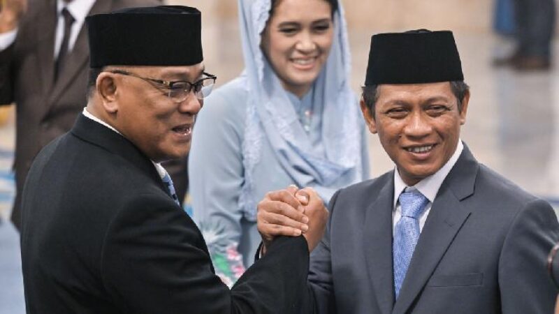 Menteri LH baru Jumhur Hidayat dan Mantan Menteri LH Hanif Faisol