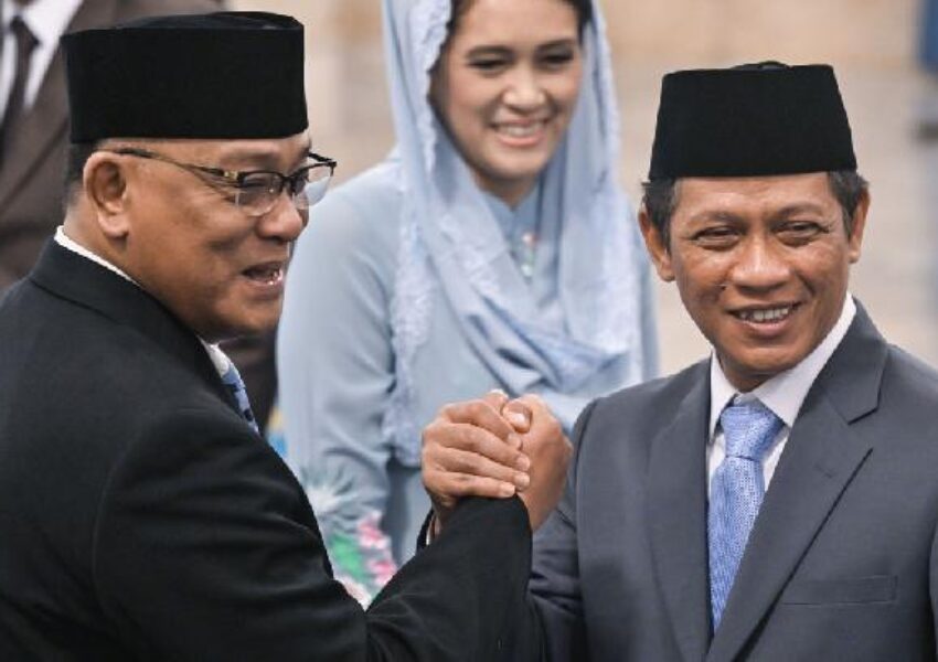 Menteri LH baru Jumhur Hidayat dan Mantan Menteri LH Hanif Faisol