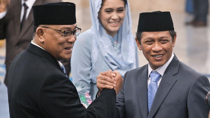 Menteri LH baru Jumhur Hidayat dan Mantan Menteri LH Hanif Faisol