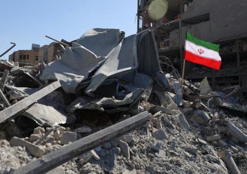 bendera-nasional-iran-berkibar-tertiup-angin-sementara-puing-puing-berserakan-setelah-serangan-israel-dan-as-terhadap-sebuah-k-1772546296599_169