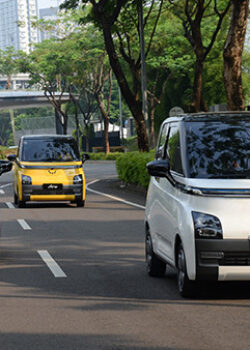 Ilustrasi Wuling Air EV di jalan raya