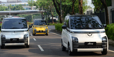 Ilustrasi Wuling Air EV di jalan raya