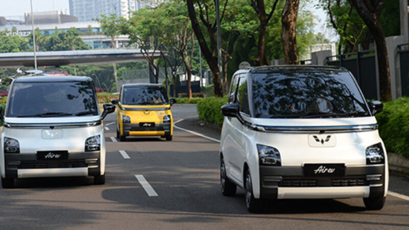 Ilustrasi Wuling Air EV di jalan raya