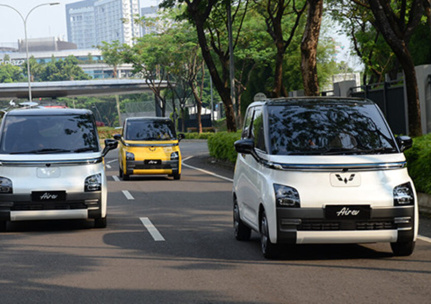 Ilustrasi Wuling Air EV di jalan raya