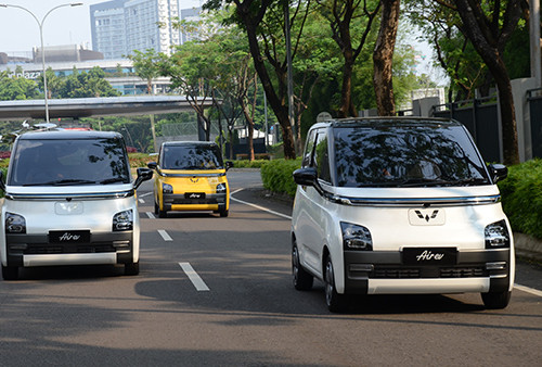 Ilustrasi Wuling Air EV di jalan raya