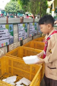 Ilustrasi pilah sampah oleh pelajar (dok Bina Ilmu)