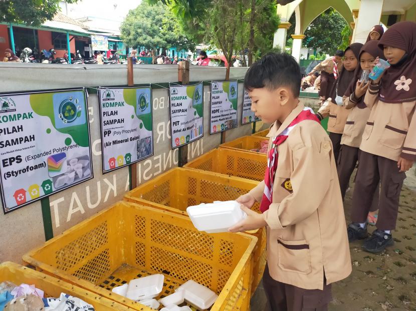 Ilustrasi pilah sampah oleh pelajar (dok Bina Ilmu)