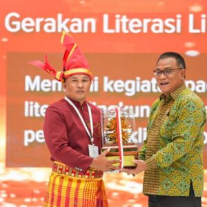 Menteri LH Jumhur memberikan penghargaan kepada pemenang Kalpataru. (dok KLH)