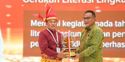 Menteri LH Jumhur memberikan penghargaan kepada pemenang Kalpataru. (dok KLH)