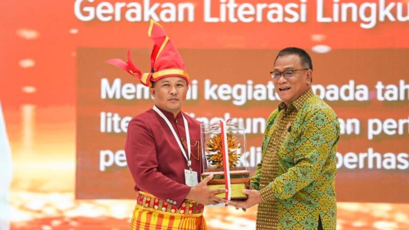 Menteri LH Jumhur memberikan penghargaan kepada pemenang Kalpataru. (dok KLH)