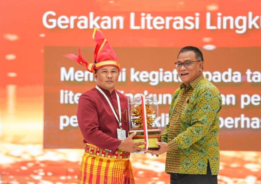 Menteri LH Jumhur memberikan penghargaan kepada pemenang Kalpataru. (dok KLH)