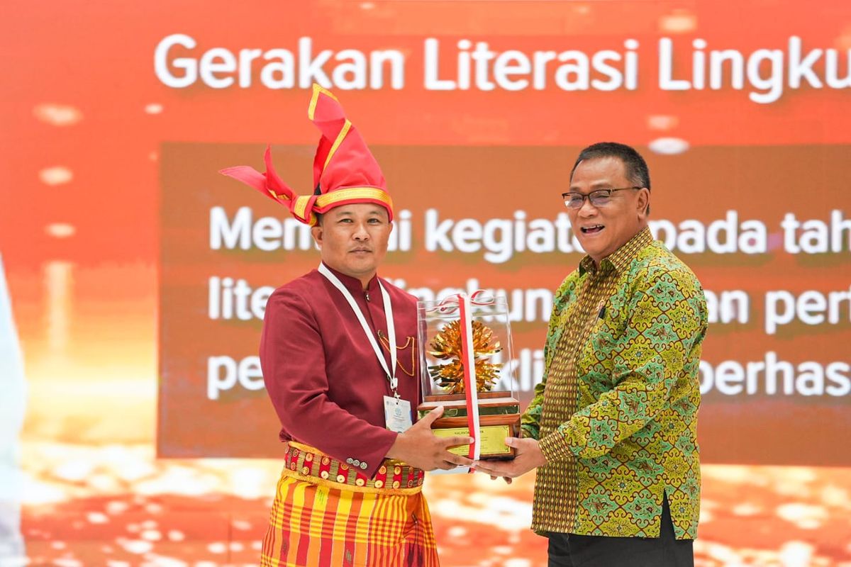 Menteri LH Jumhur memberikan penghargaan kepada pemenang Kalpataru. (dok KLH)