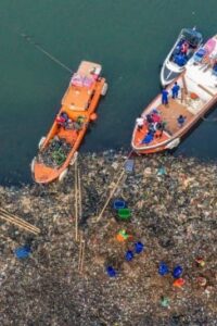 Pulau Sampah Jakarta (dok ANTARA FOTO:Sulthony Hasanuddin:nz)