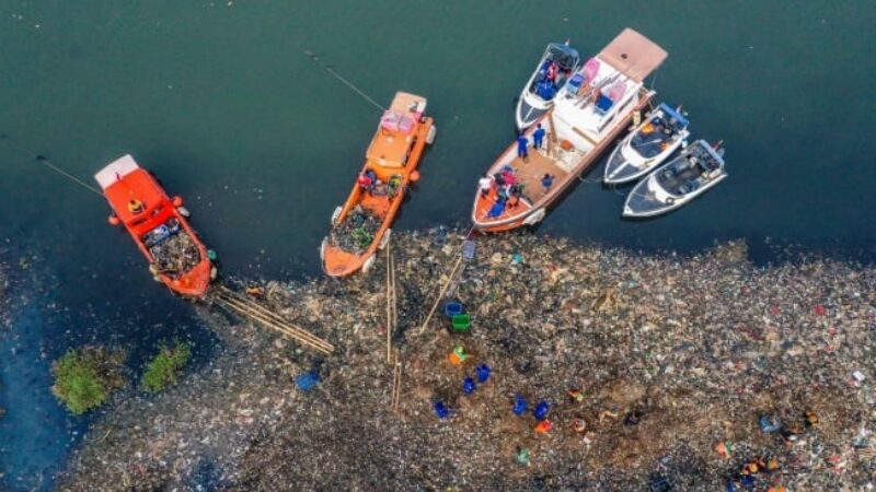 Pulau Sampah Jakarta (dok ANTARA FOTO:Sulthony Hasanuddin:nz)