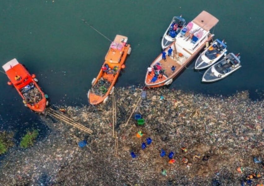 Pulau Sampah Jakarta (dok ANTARA FOTO:Sulthony Hasanuddin:nz)