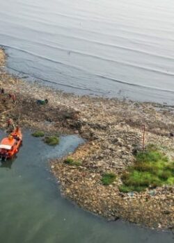 Pulau sampah di laut jakarta (dok Antara Foto)